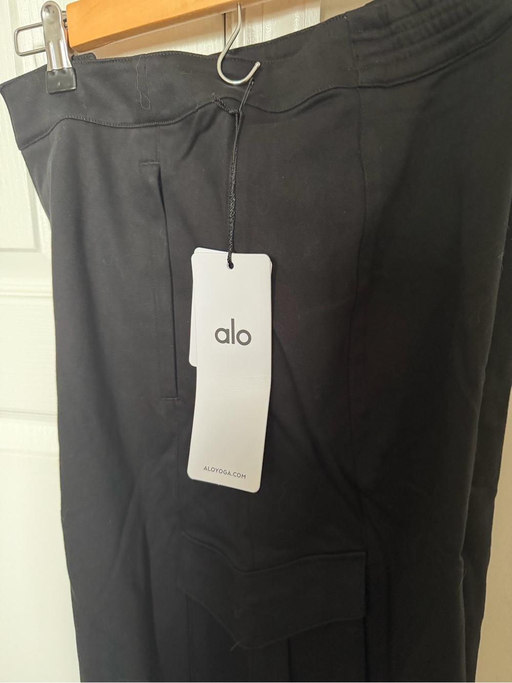 ALO Yoga Black Wide-Leg Cargo Pants - Picture 4 of 7